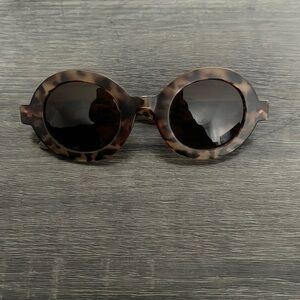 Tortoise round frame sunglasses